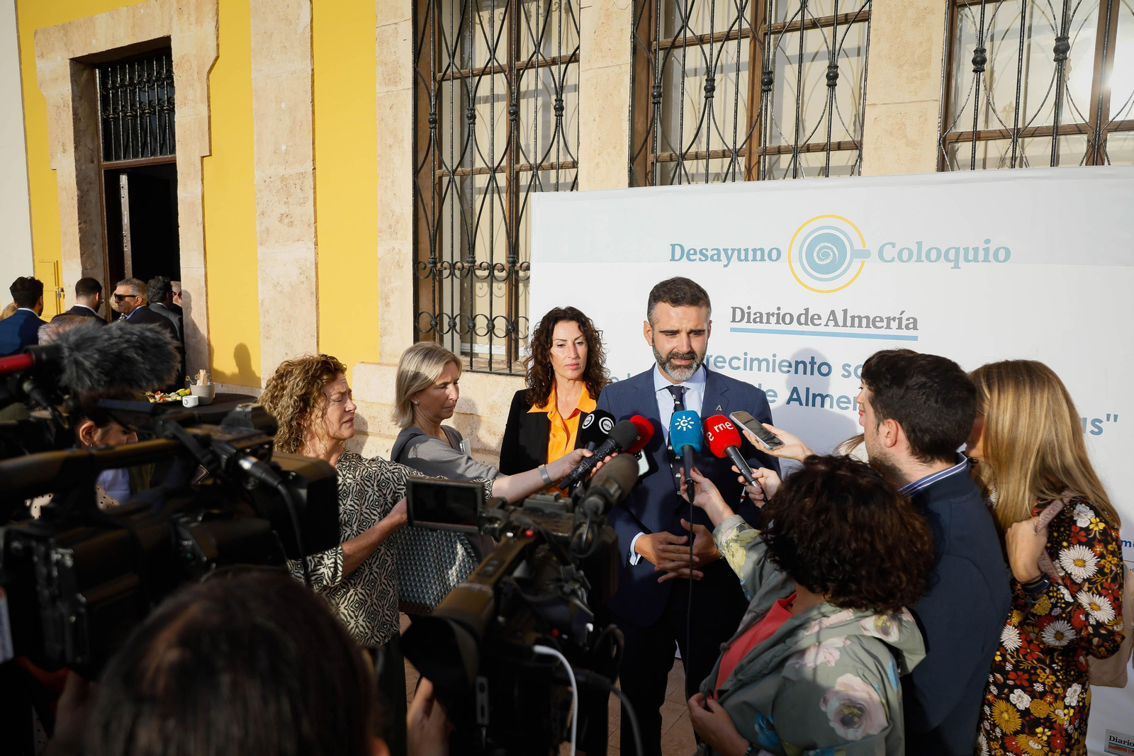 Imágenes del desayuno informativo