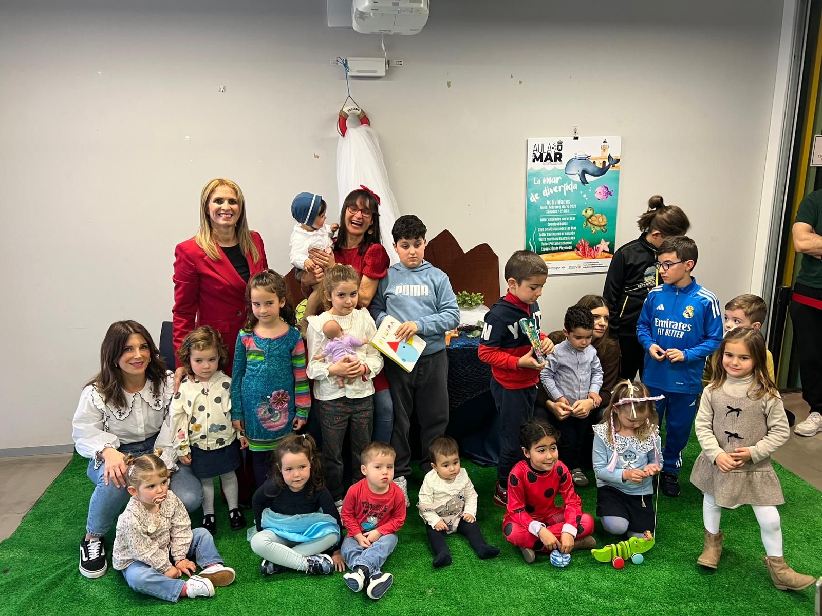 Foto de familia entre los asistentes y Paula Mandarina.