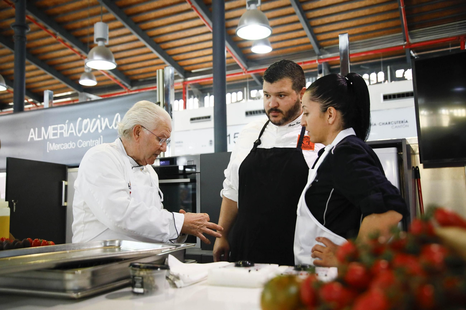 El tomate en el corazón de la cocina: Los martes gastronómicos en el mercado central de Almería, en imágenes