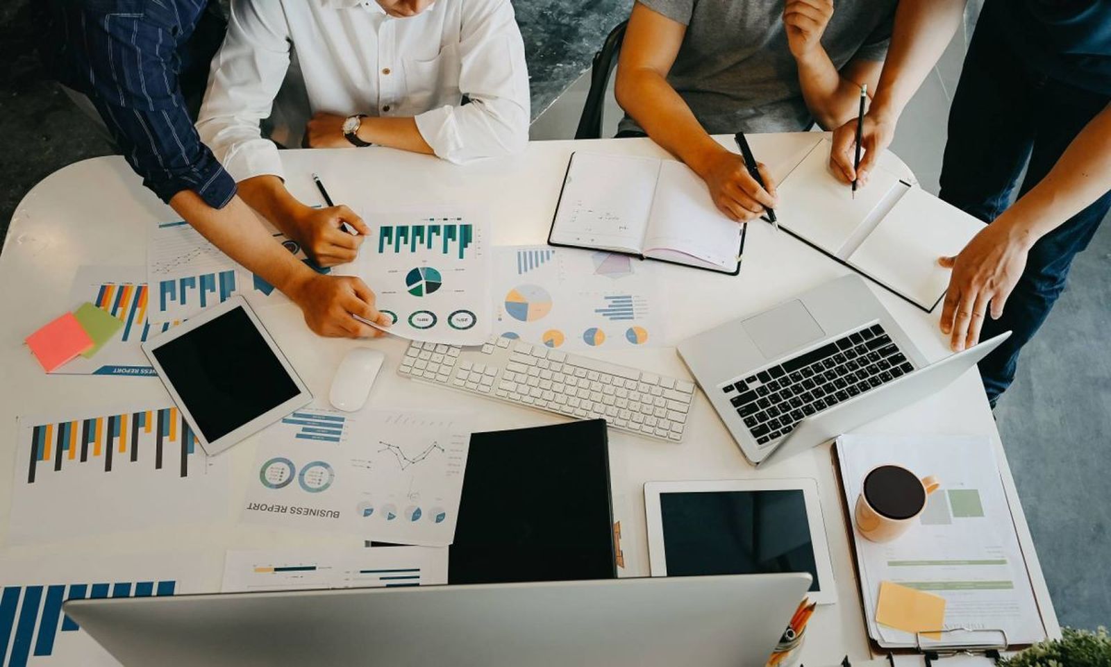 Jóvenes trabajando en la creación de empresas.