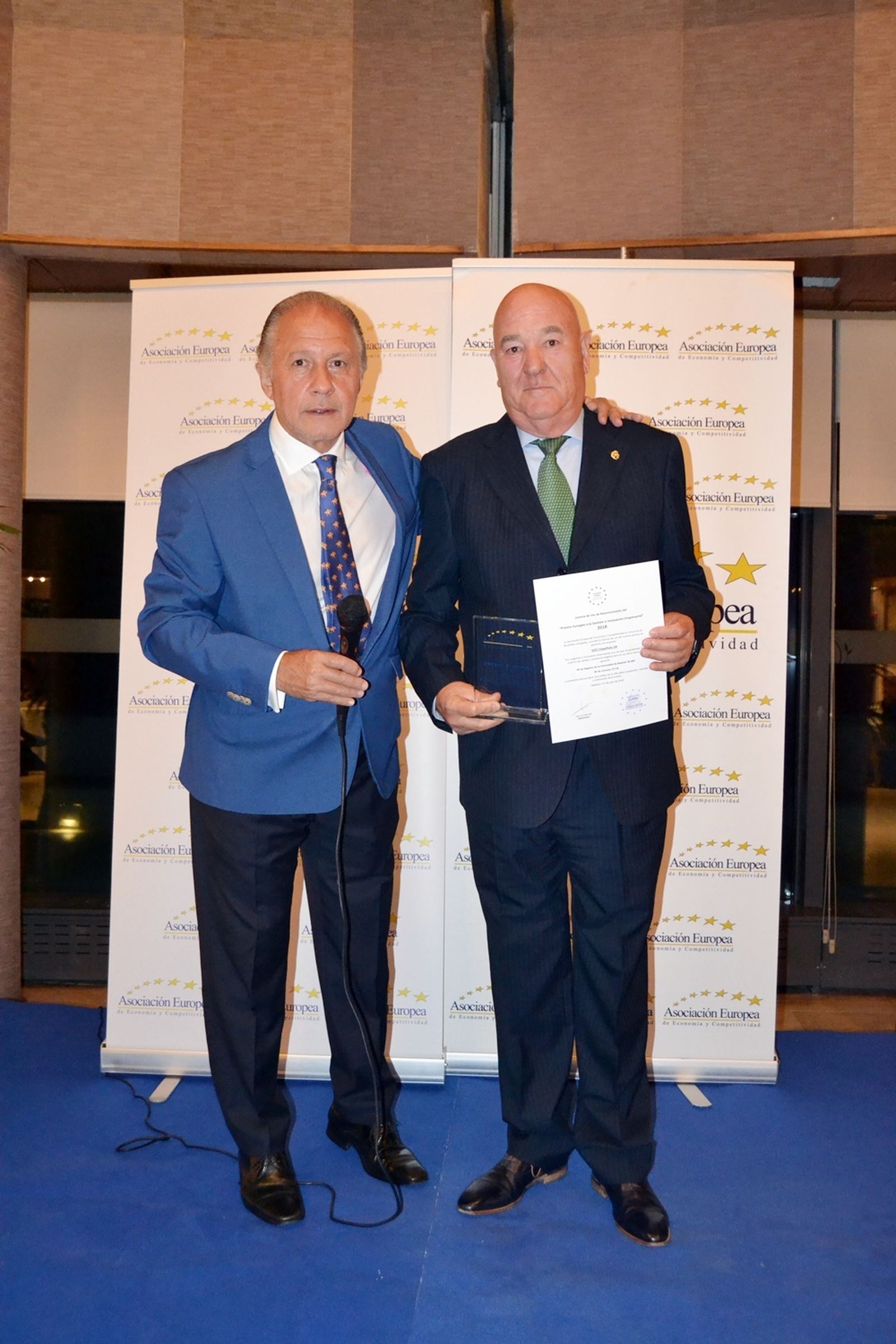 Silvio Melero Yuste (dcha.), director regional de la zona centro de GECI Española recogiendo el premio.