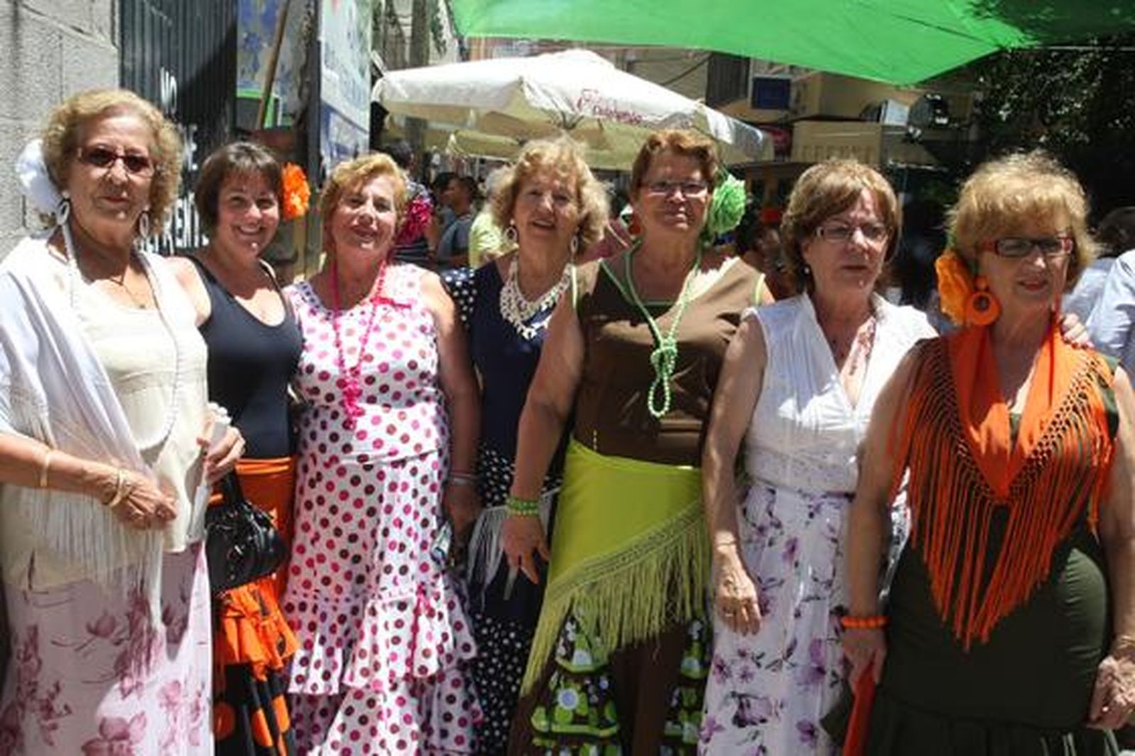 Mujeres vestidas para la ocasión posan para este diario.

Foto: Paco Guerrero