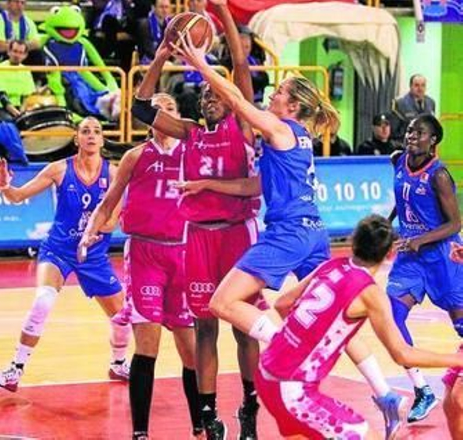 Elonu intenta frenar la penetración de Fernández en un lance del partido. Elonu intenta frenar la penetración de Fernández en un lance del partido.
