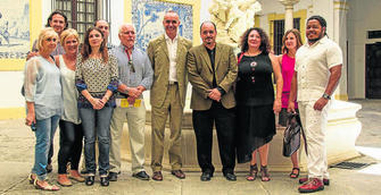 El delegado de Hábitat Urbano, Cultura y Turismo, Antonio Muñoz, con Vicente Benavente, director del ciclo, y representantes de las compañías de teatro.