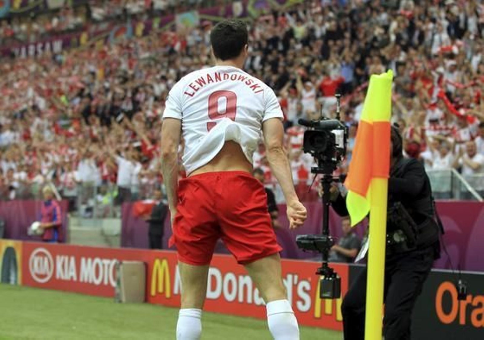 Polonia y Grecia empatan 1-1 en un interesante partido inaugural con dos expulsados, polémica y un penalti fallado.

Foto: EFE