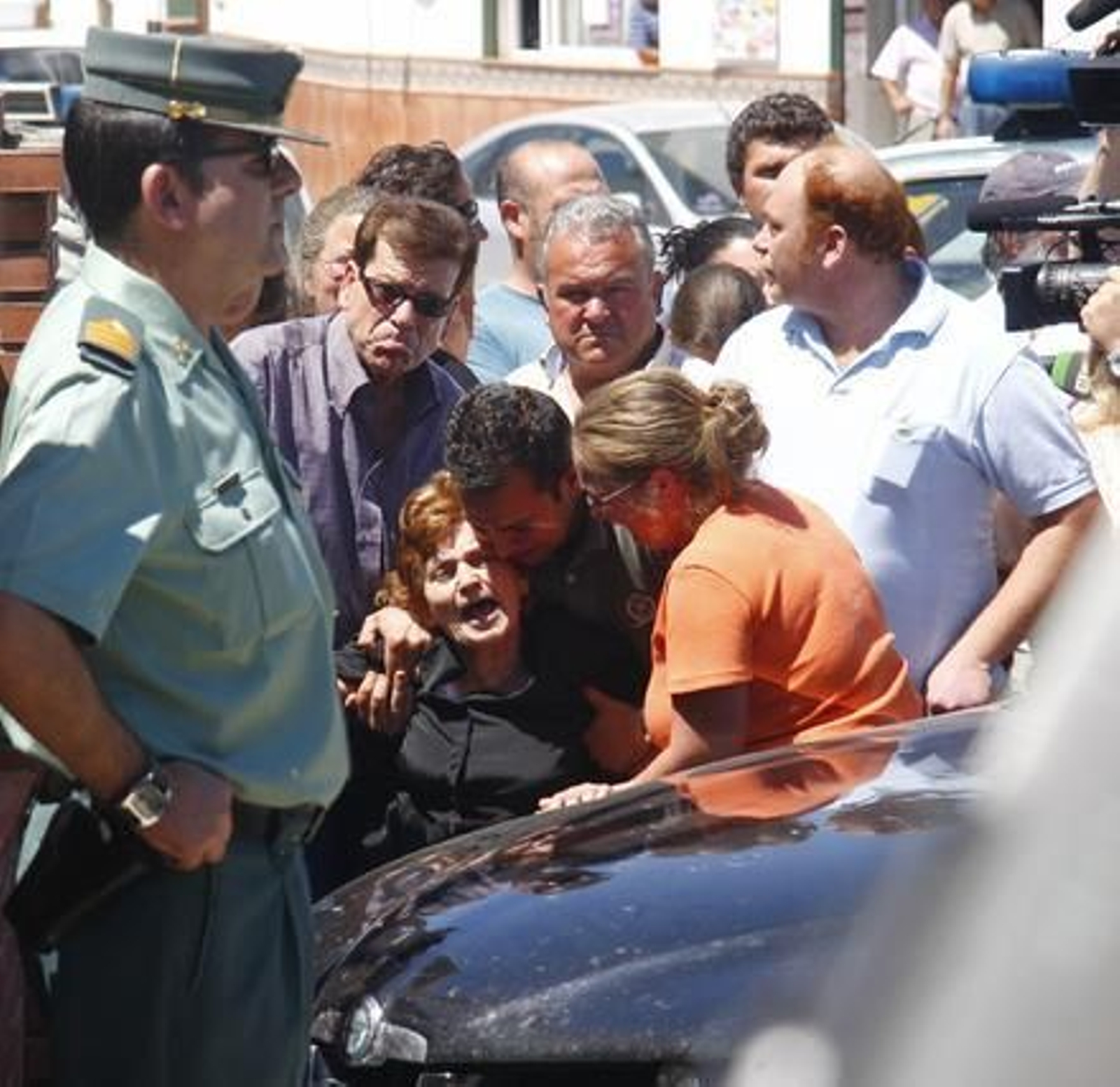 Águeda Molina, madre de Guadalupe, es consolada por varios familiares.

Foto: B. Vargas / Efe