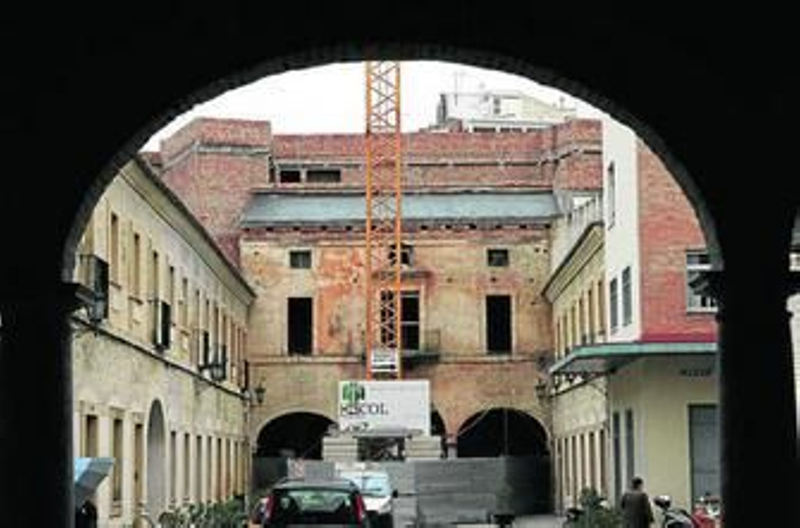 En la imagen superior, vista desde la calle Matienzo de la planta que se está construyendo. A la derecha, imagen de la ejecución de las obras de la portada de la Casa de la Moneda, desde la que se aprecia sin problemas el nuevo ático.
