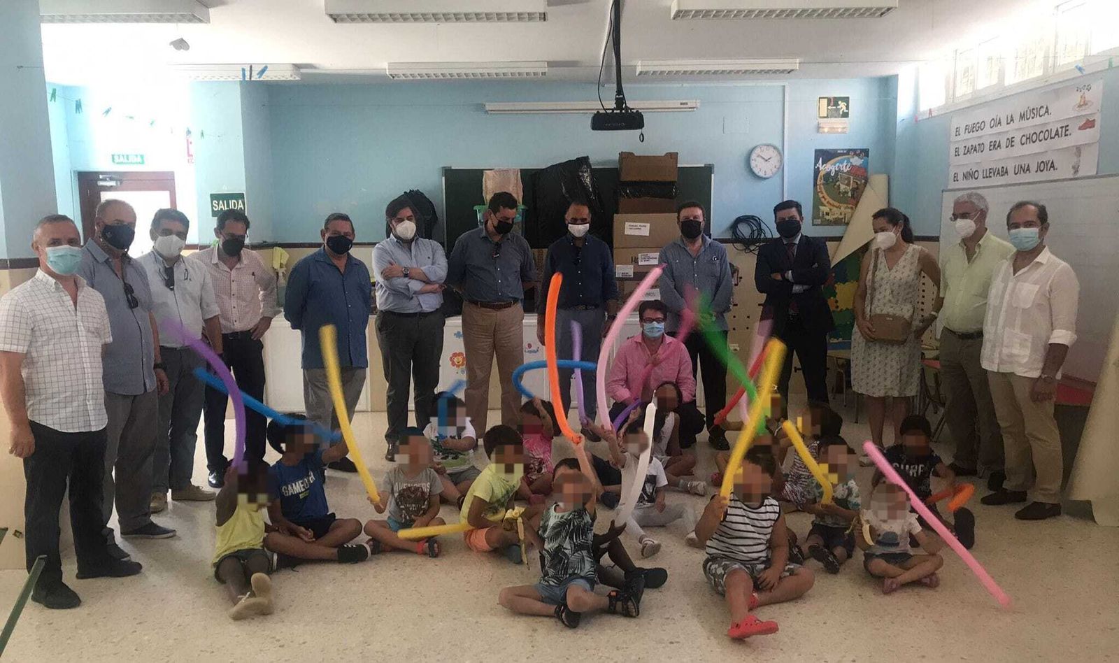 Los hermanos mayores junto a los niños de la escuela de verano en su reciente visita.