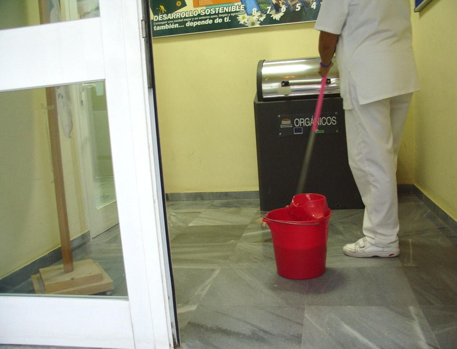 Una limpiadora trabaja en unas dependencias municipales, en una imagen de archivo.