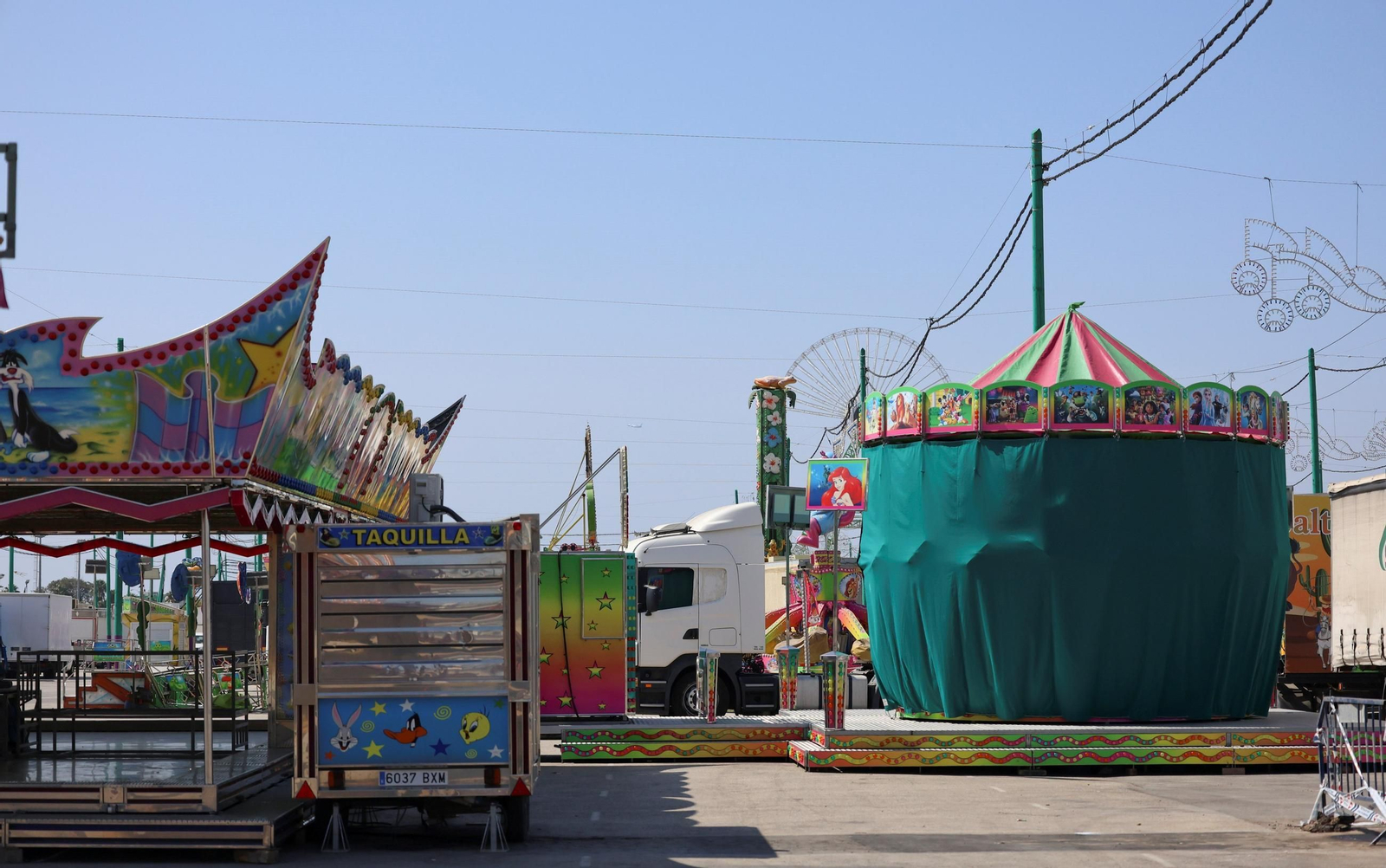 El Cortijo de Torres realiza los trabajos en casetas, calles y portada de cara al inicio de la semana de Feria. El Cortijo de Torres realiza los trabajos en casetas, calles y portada de cara al inicio de la semana de Feria.