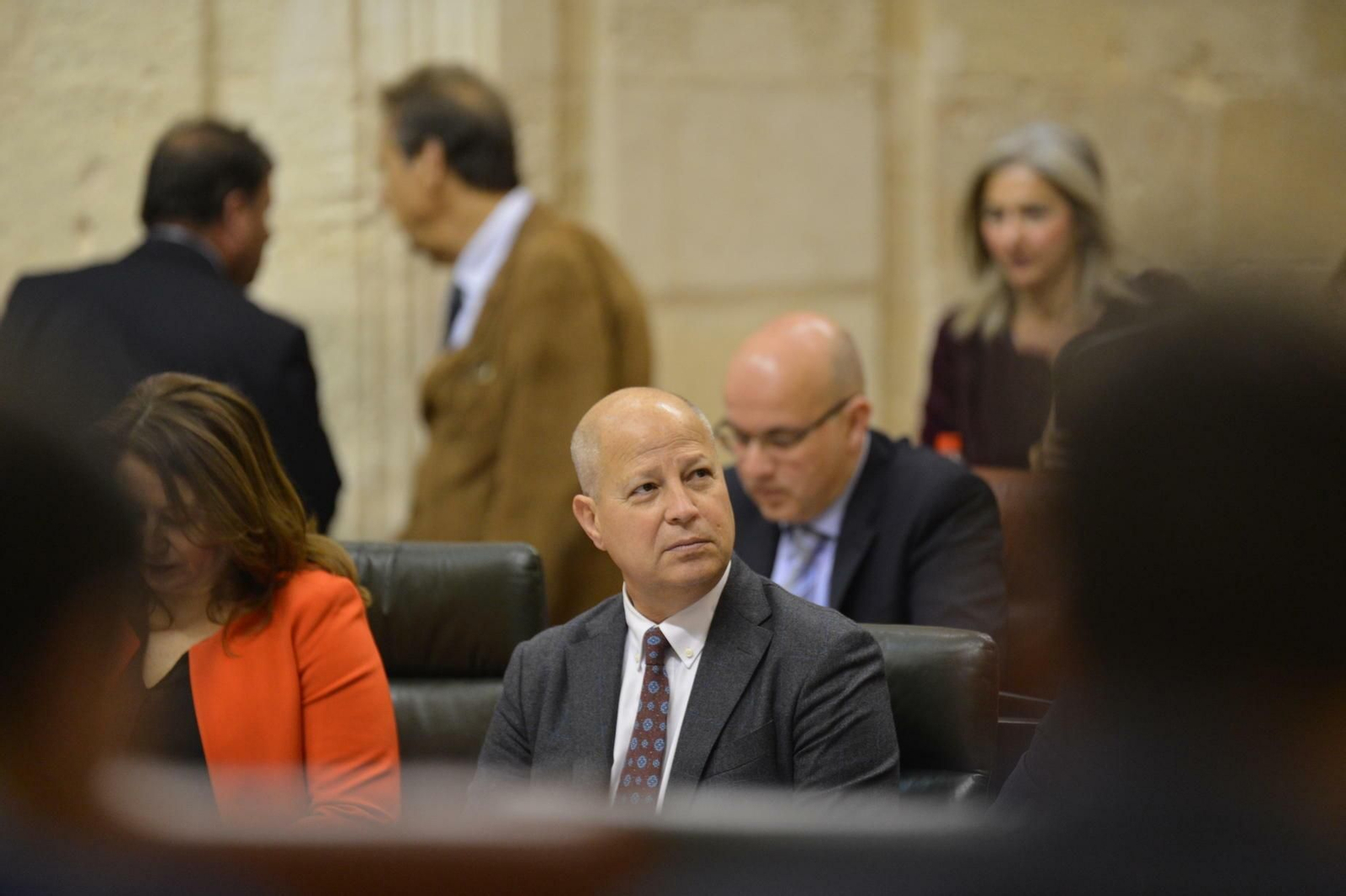 El consejero de Educación, Javier Imbroda, en el Pleno del Parlamento.