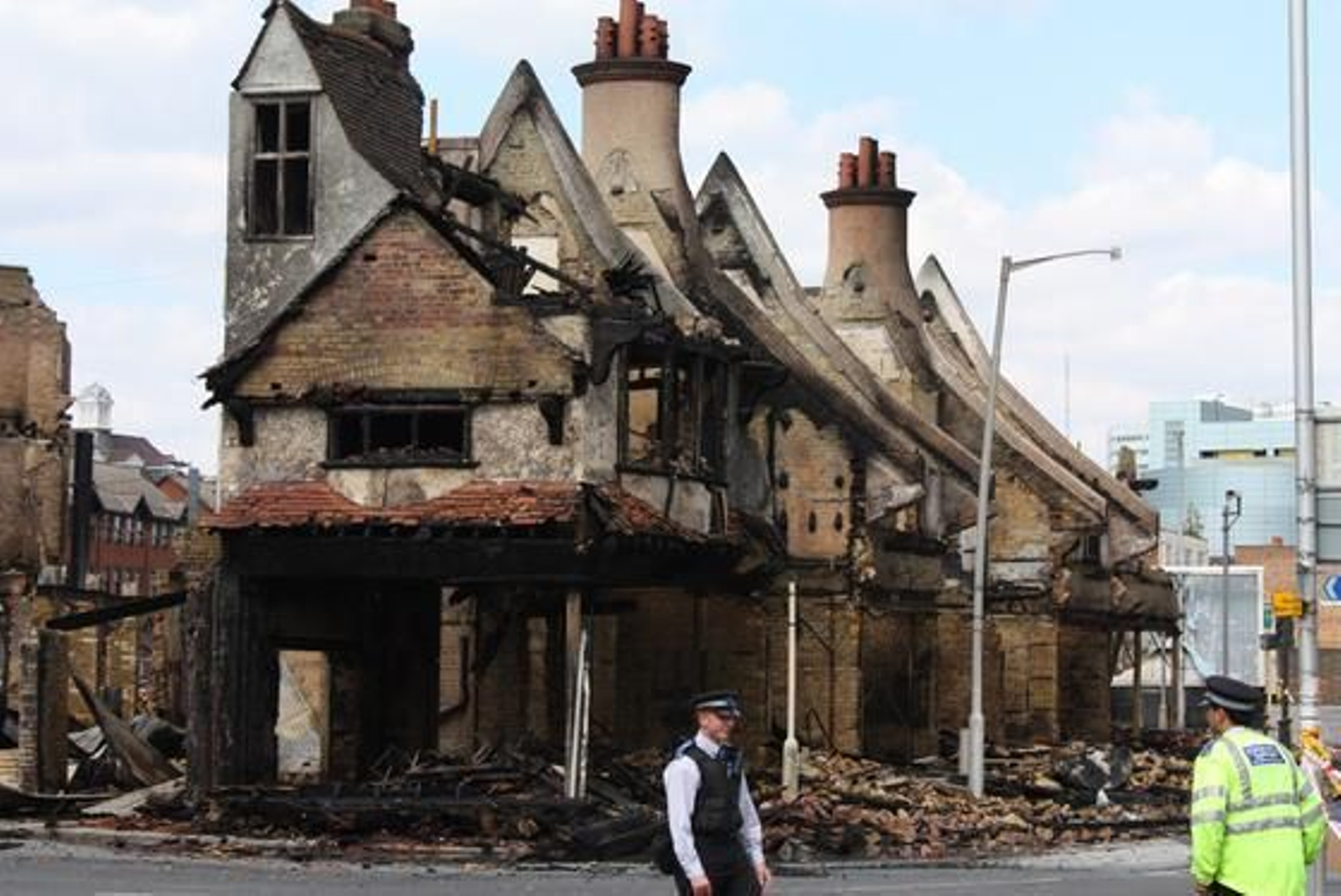 Los disturbios se propagan por diversos barrios de Londres y otras ciudades como Manchester, Birmingham y Liverpool.

Foto: Efe