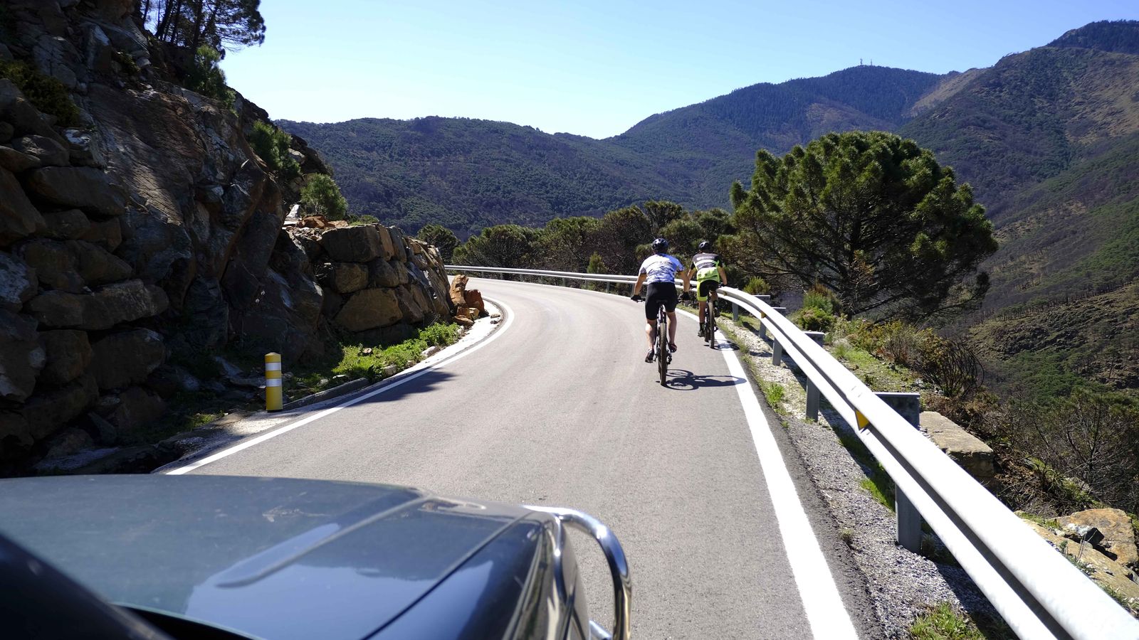 Ciclistas en la carretera entre Genalguacil y Estepona por Peñas Blancas