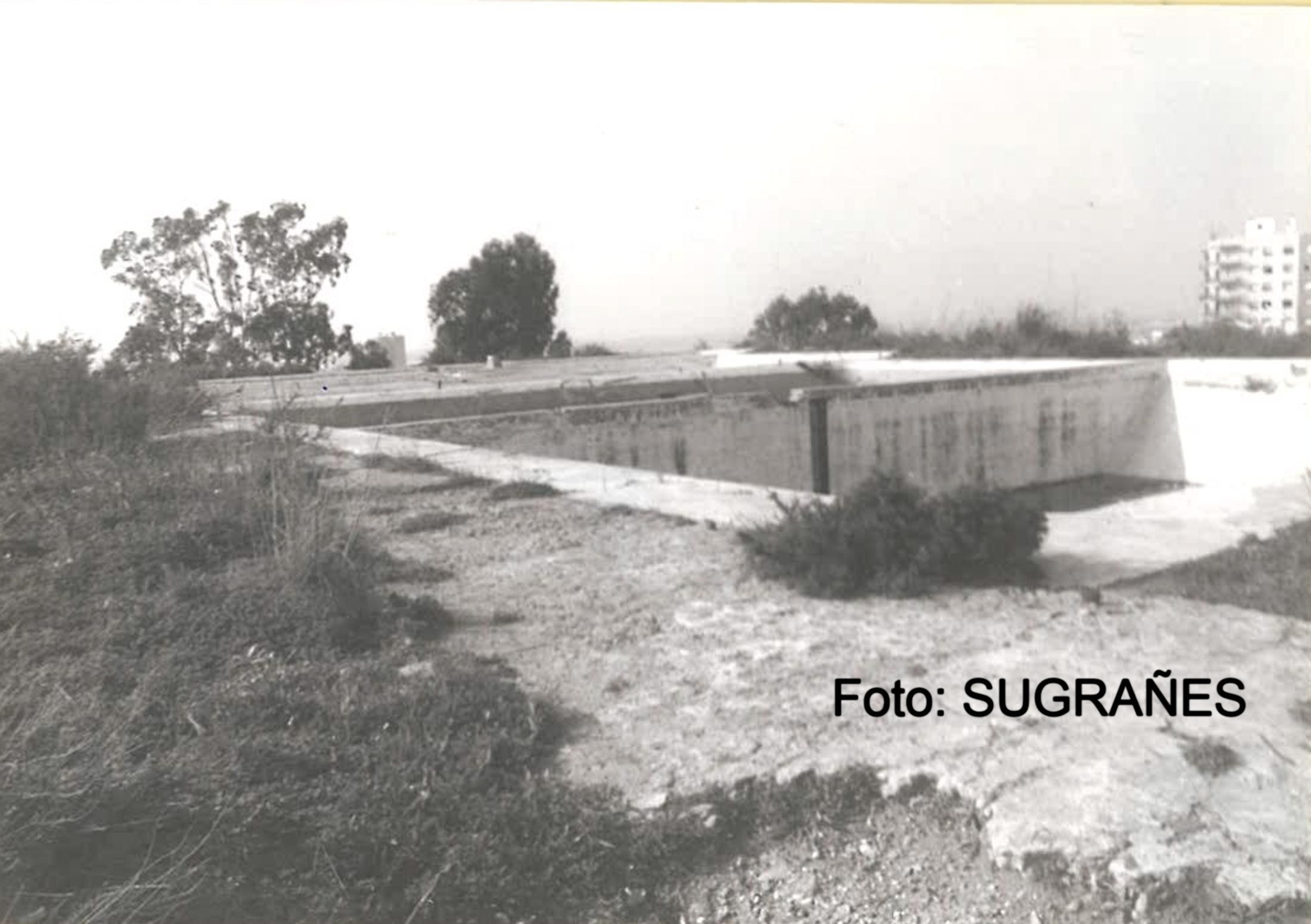 Aspecto de los depósitos de agua en la parte superior del cabezo. Aspecto de los depósitos de agua en la parte superior del cabezo.