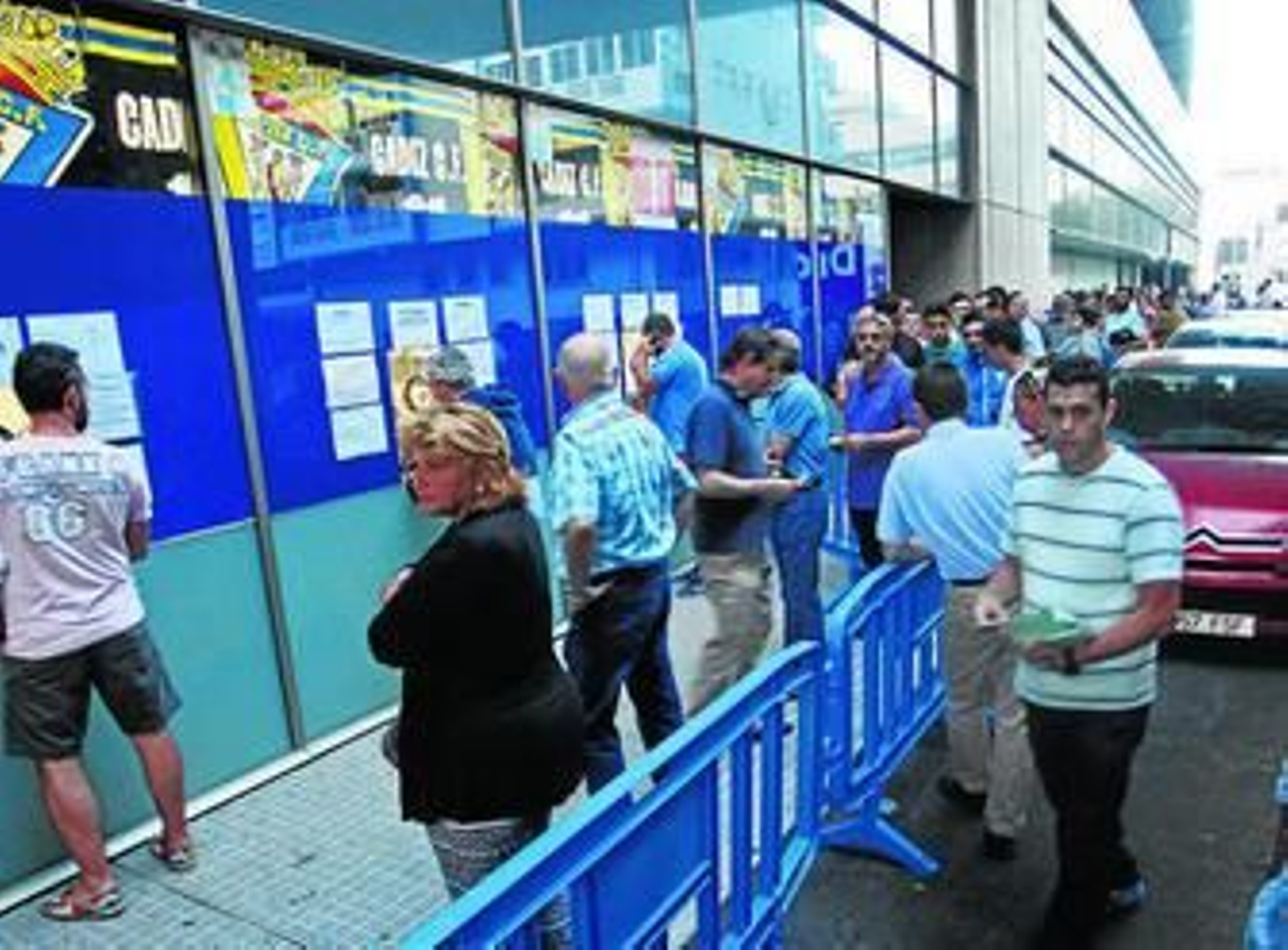 Largas colas de aficionados en las taquillas del estadio Carranza en la tarde de ayer.