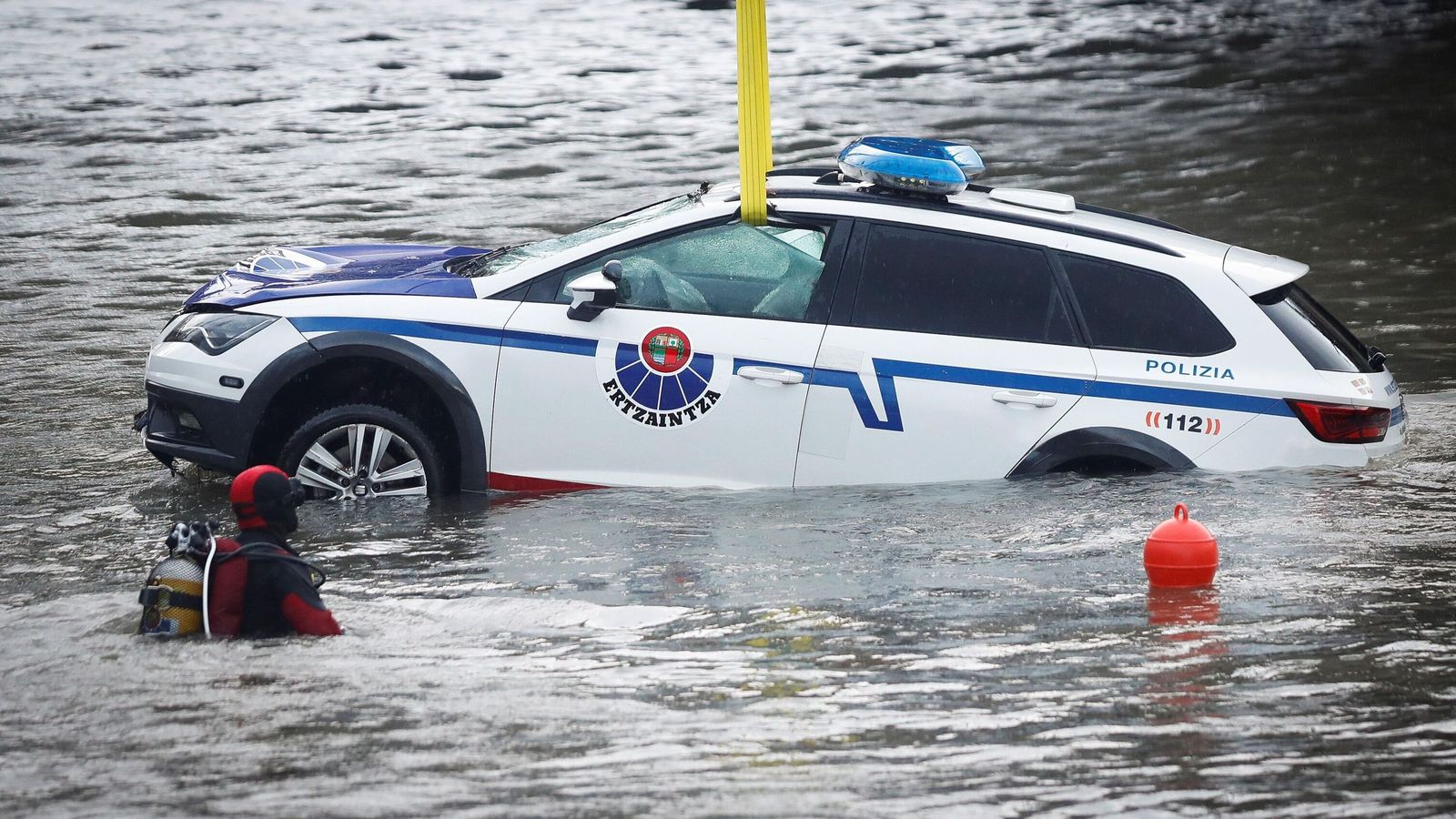 El coche en el río Urumea