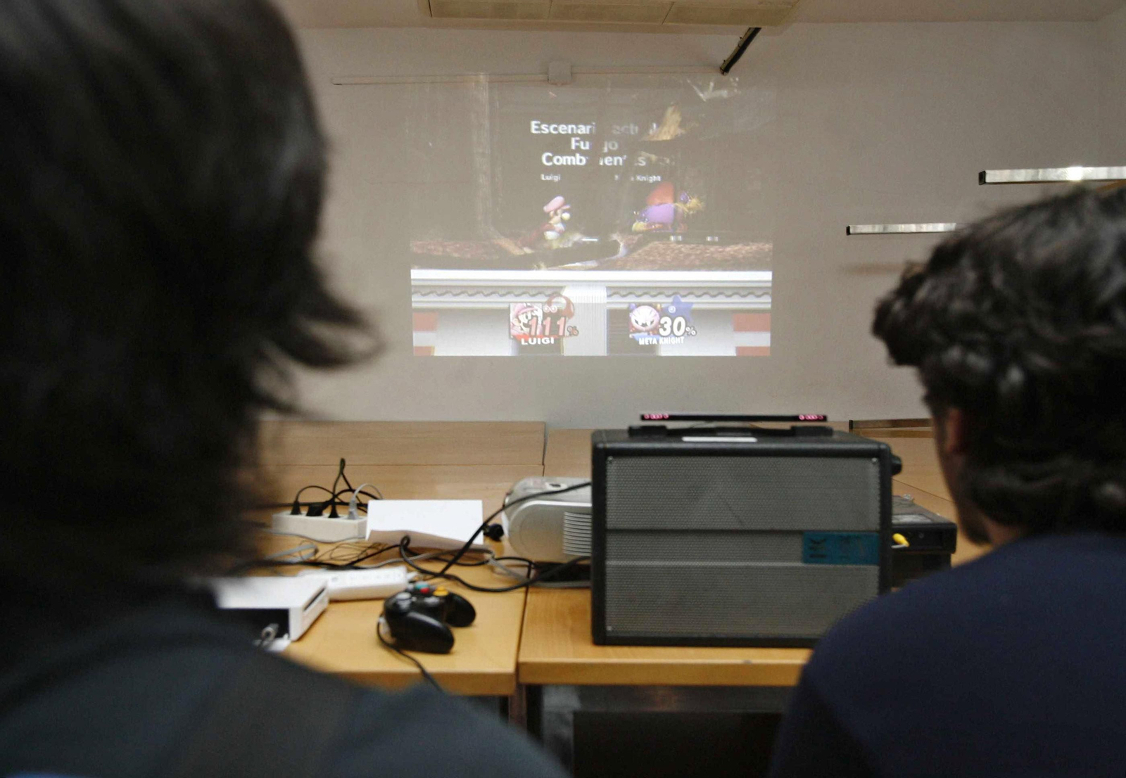 Dos jóvenes utilizan videojuegos en una imagen de archivo.