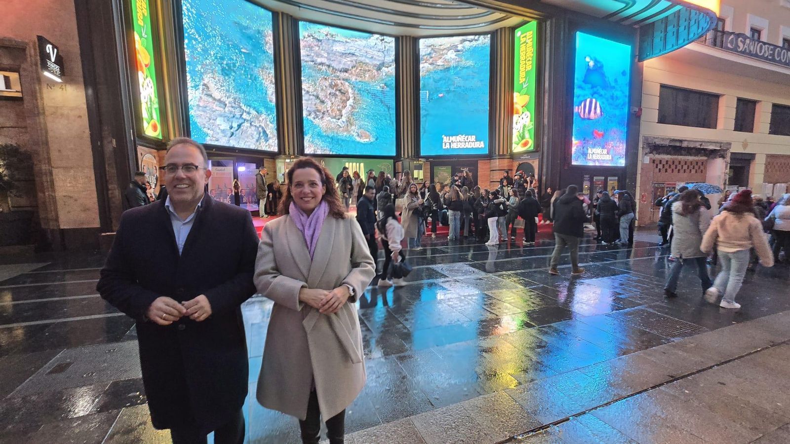 El alcalde y la concejal de Turismo frente a la acción promocional de turismo