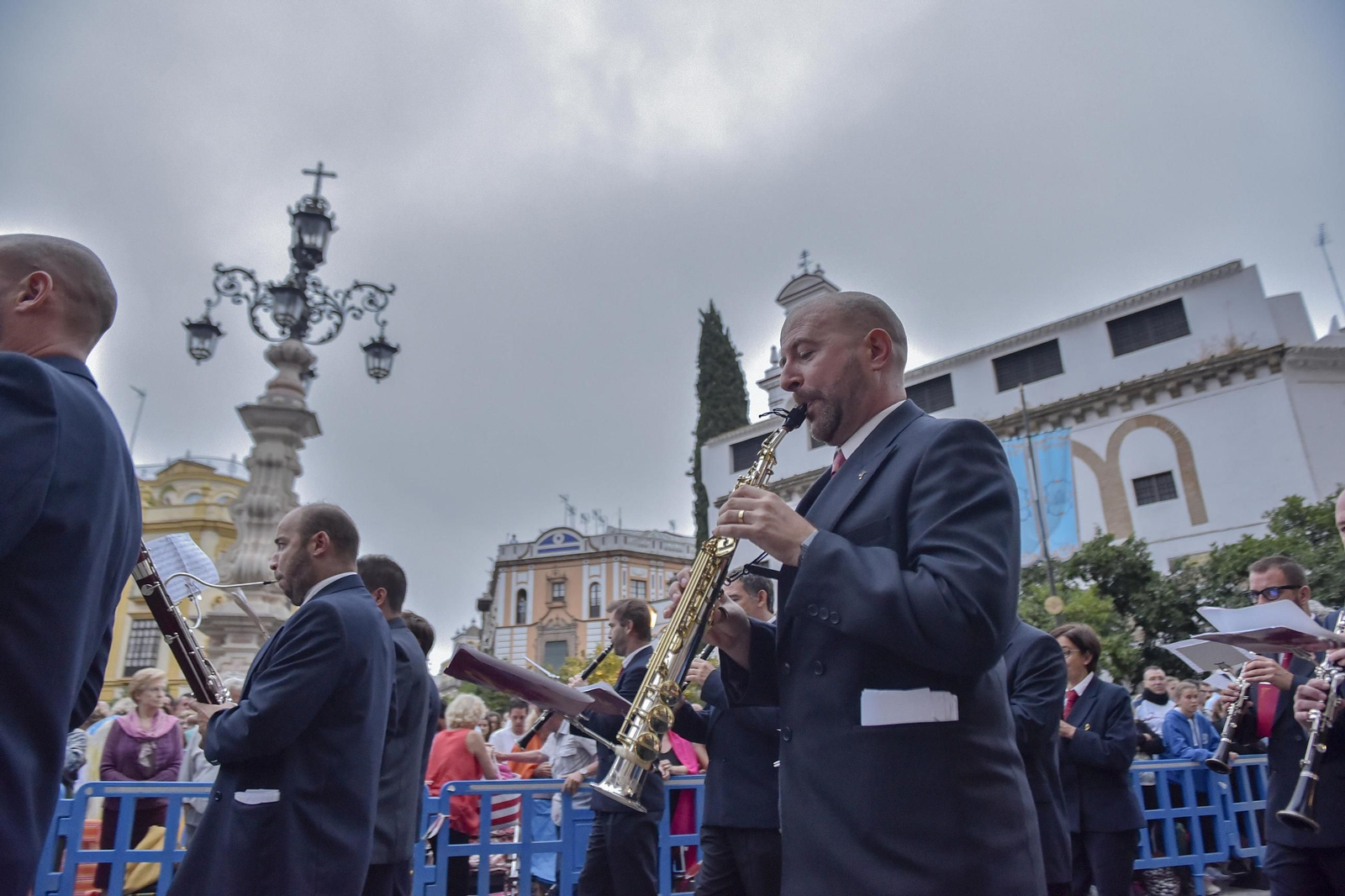 La Banda Municipal de Sevilla abre el cortejo de la procesión de la Virgen de los Reyes.