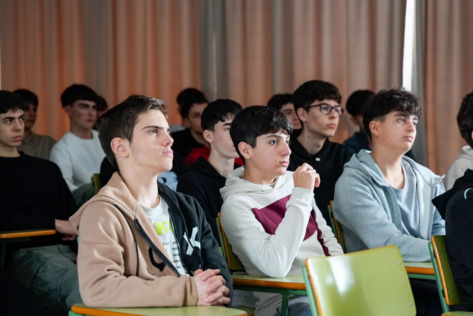 Las imágenes de la Ciberliga de la Guardia Civil en el IES Albaida