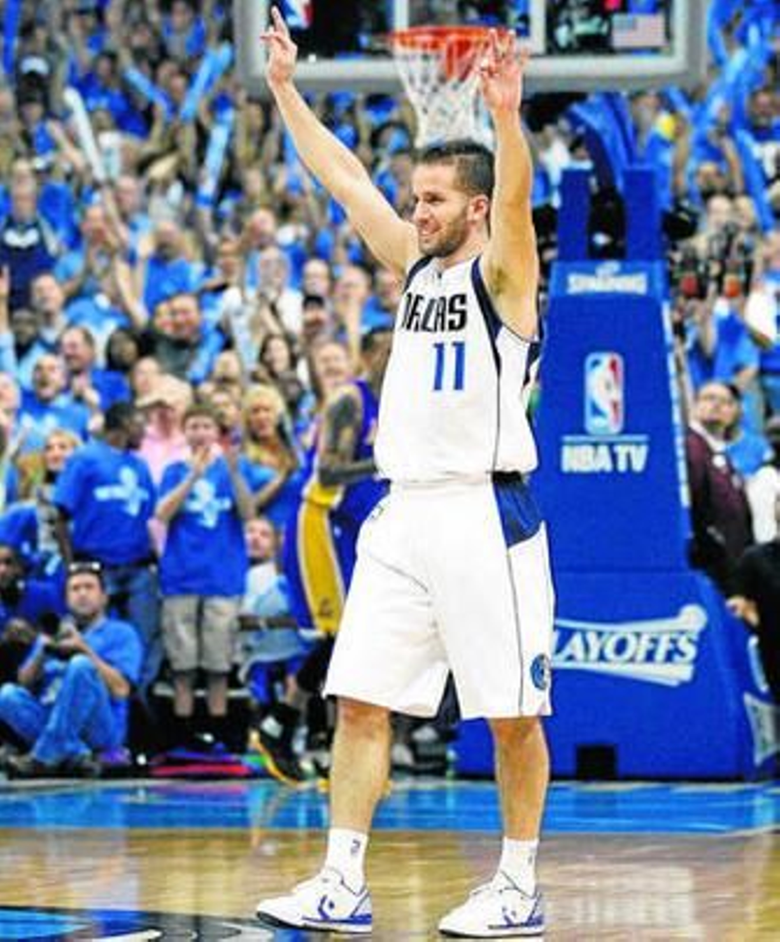 El base puertorriqueño espolea a la grada.