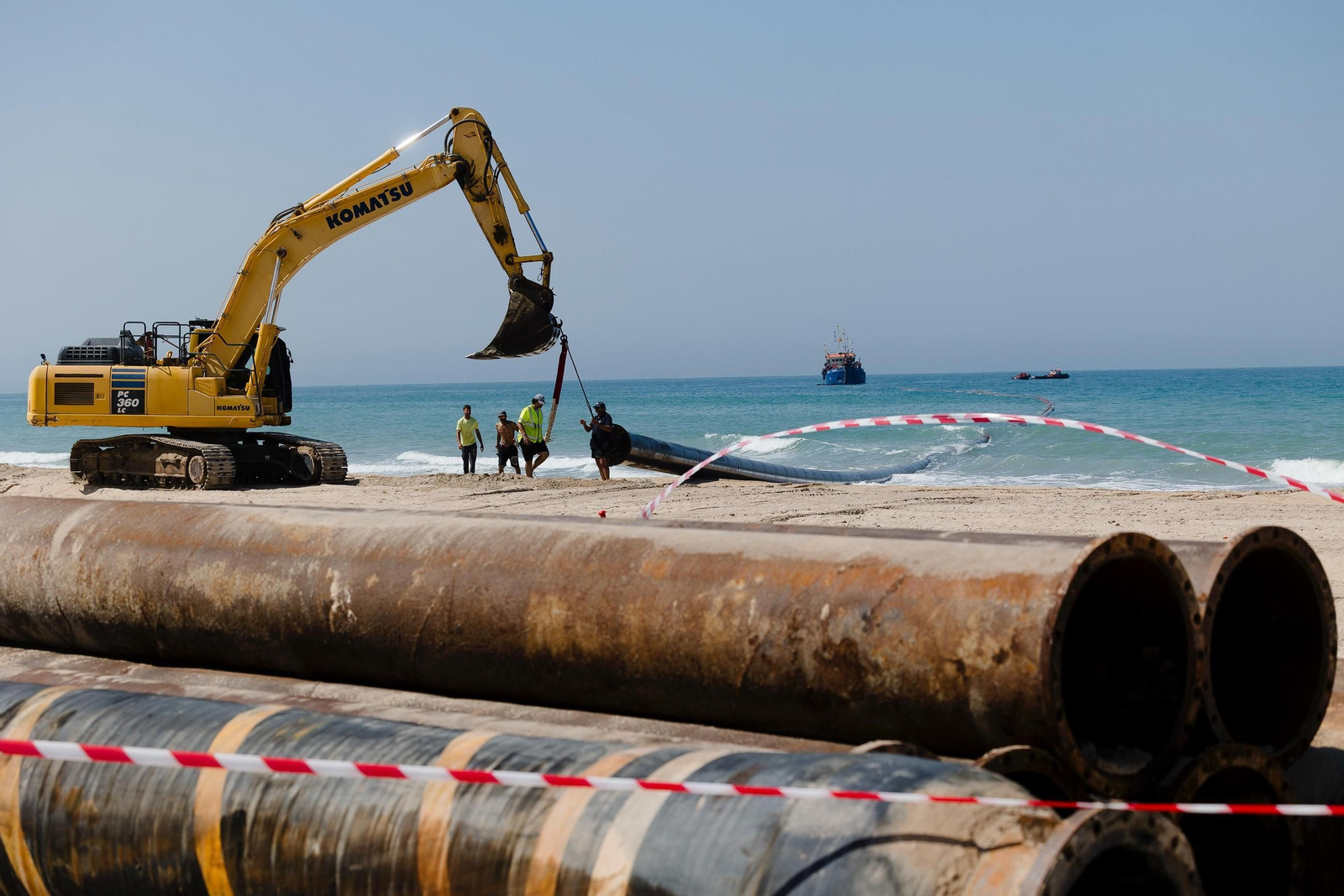Preparativos para los trabajos de reposición de arena en la playa de Camposoto, en San Fernando