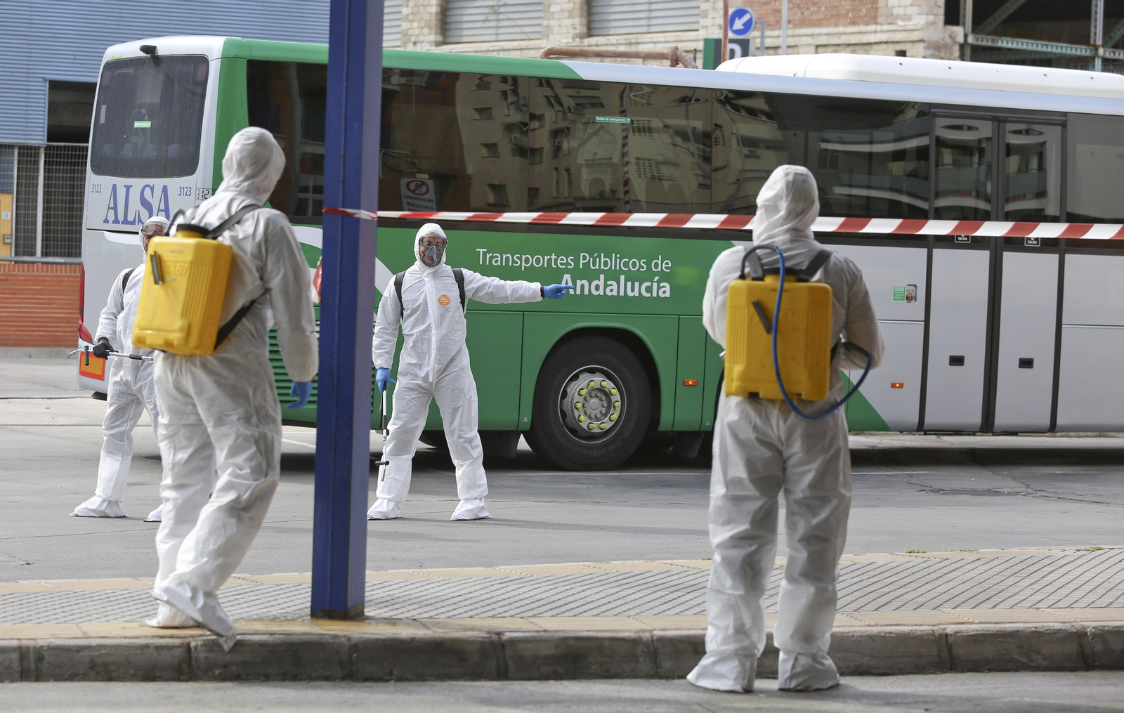 La UME desinfecta en Málaga la estación de autobuses y el puerto, en fotos
