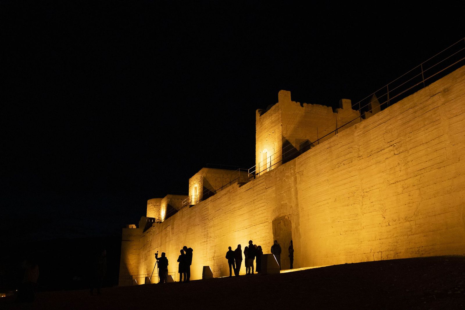 Las murallas del Cerro de San Cristóbal se encienden para iluminar Almería