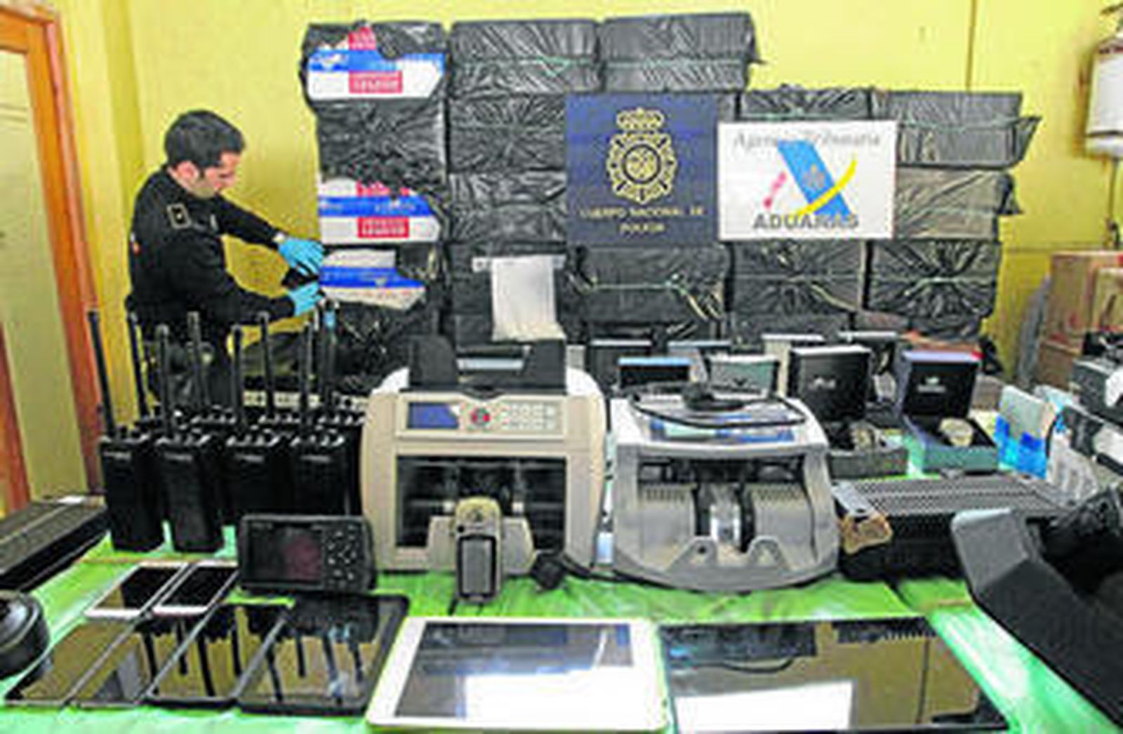 Parte del tabaco intervenido y las máquinas usadas para contar dienro