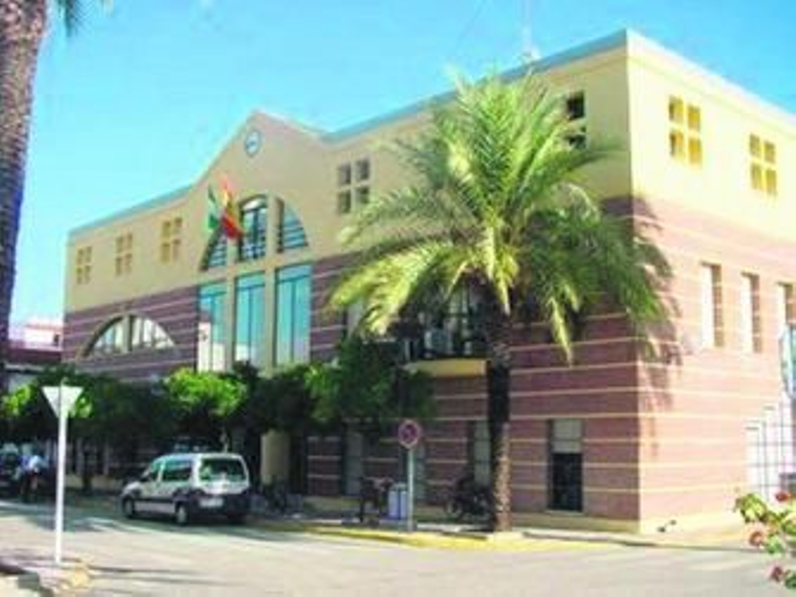 Fachada del Ayuntamiento de El Cuervo.