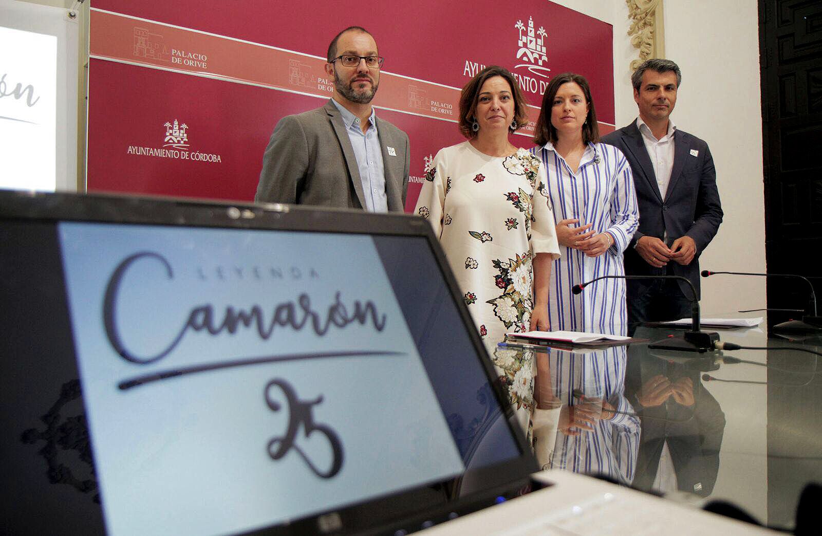 Los munícipes de ambas localidades, junto al logo isleño del aniversario