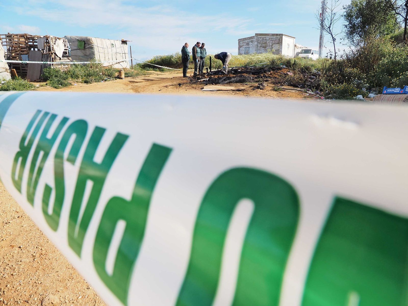 Imágenes del incendio que costó la vida a una persona en una chabola en Lepe