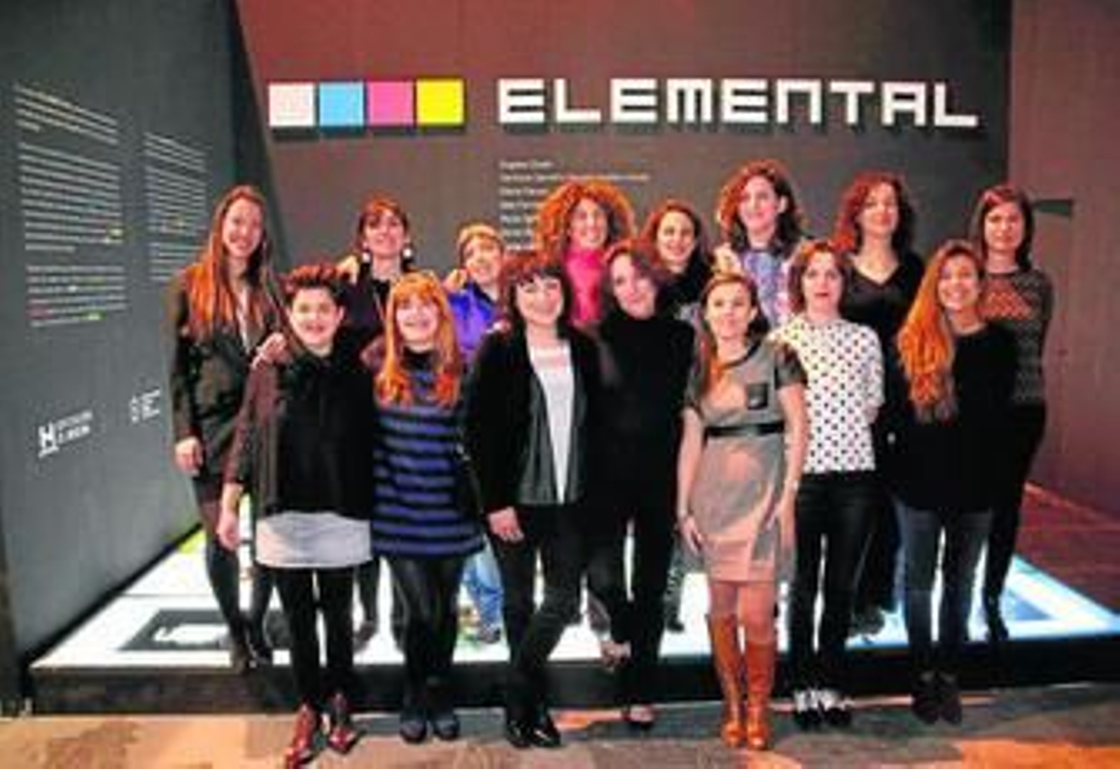 Las 16 artistas, junto a Elena Tobar y Noemí Sanchís, ayer, en ARCO. Las 16 artistas, junto a Elena Tobar y Noemí Sanchís, ayer, en ARCO.