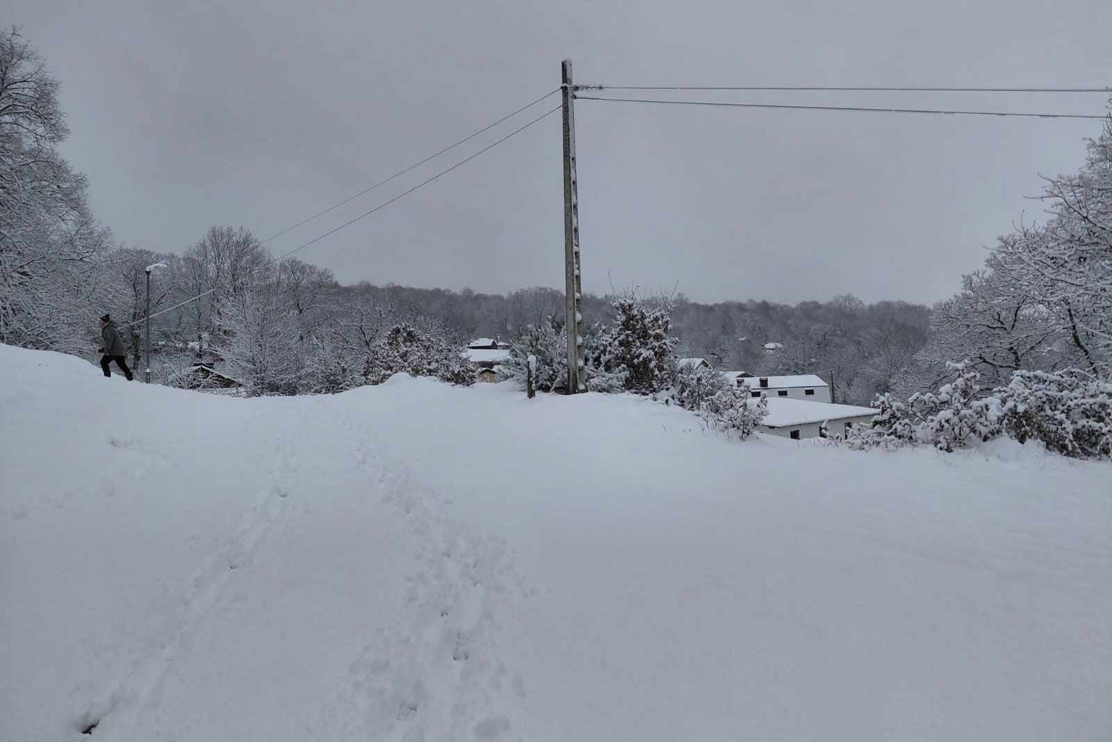 La nieve tiñe de blanco en norte de España