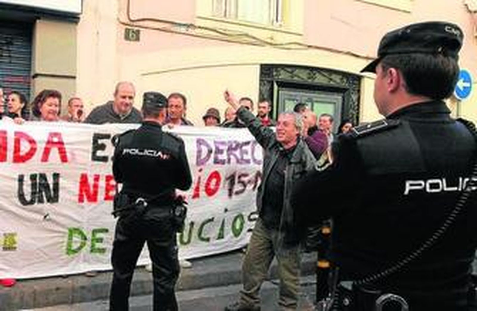 La Policía media con los vecinos en un desahucio en Pescadería.
