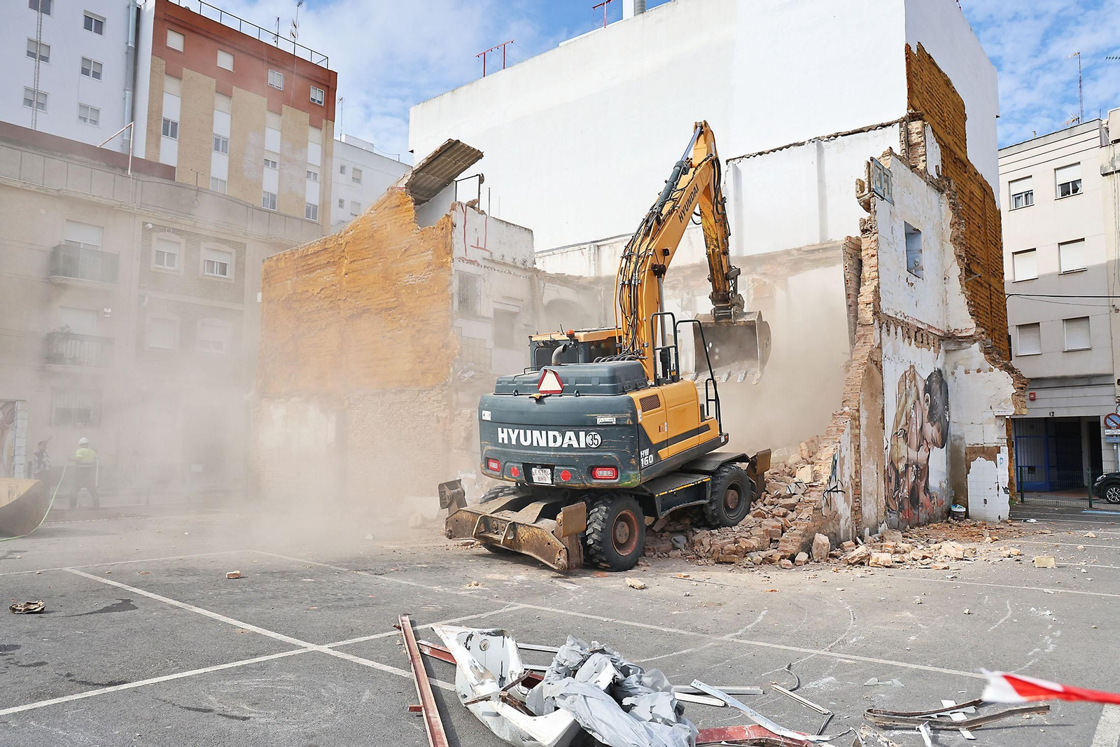 Imágenes del derribo de la calle Jesús del Calvario con el grafiti de Pure Love de Manomatic