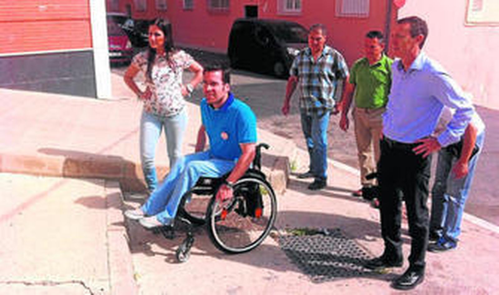 Pérez Navas junto a Pedro Díaz, candidato de su lista, en una calle completamente inaccesible en el barrio Araceli.