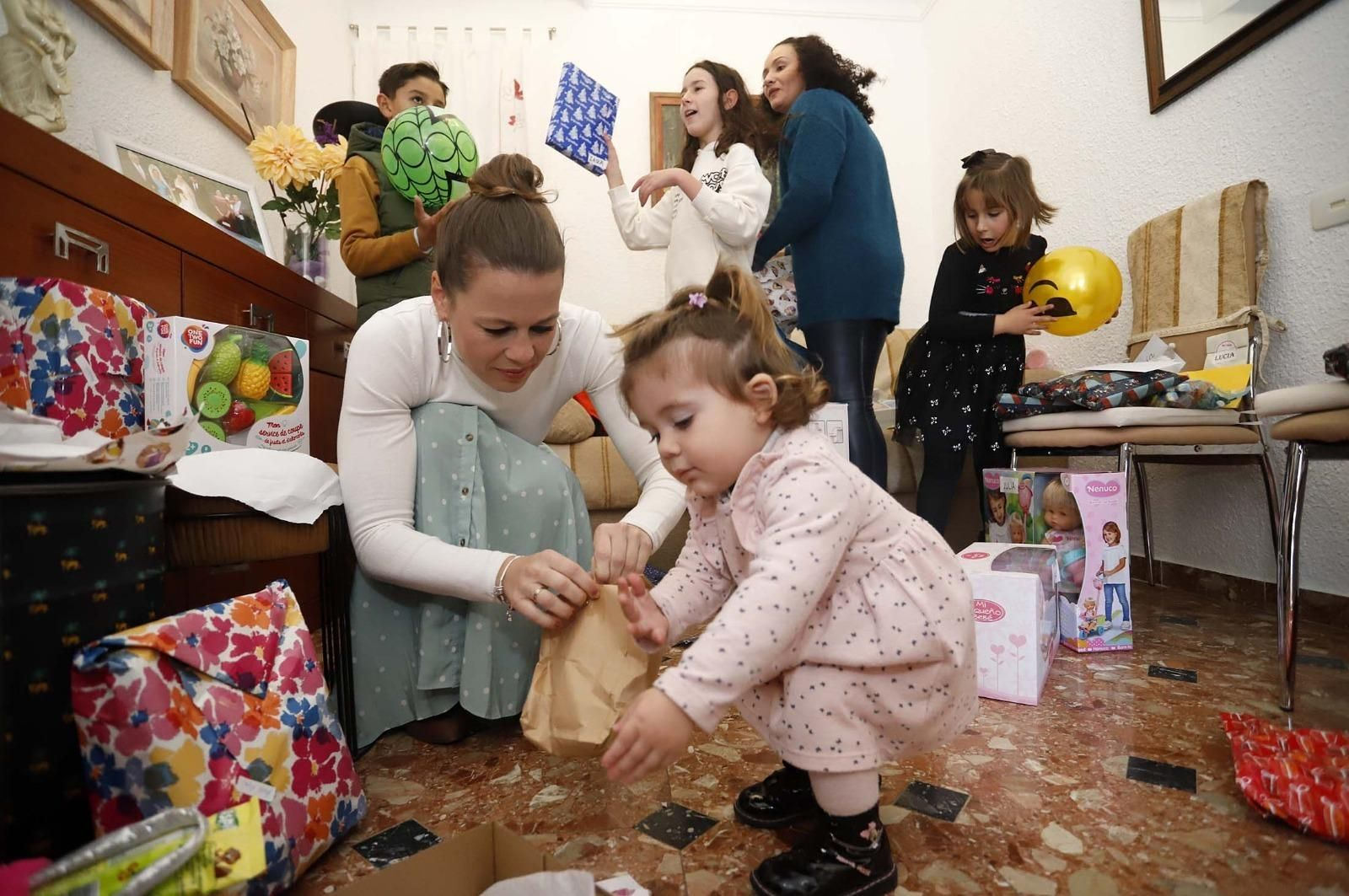 Imágenes de la mañana de ilusión en los hogares de Huelva