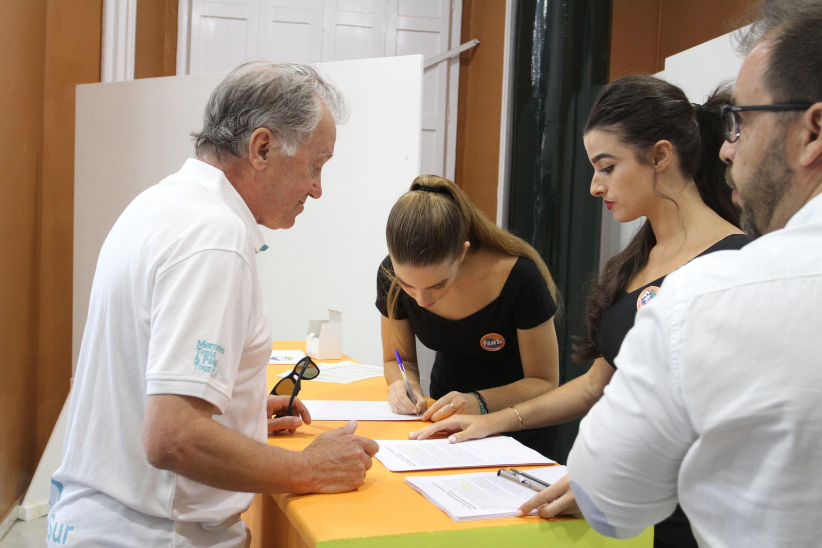 Presentación de la nueva botella de vidrio de Fanta