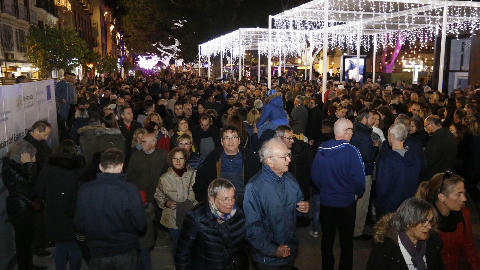 Numerosas personas, este sábado, en el centro.