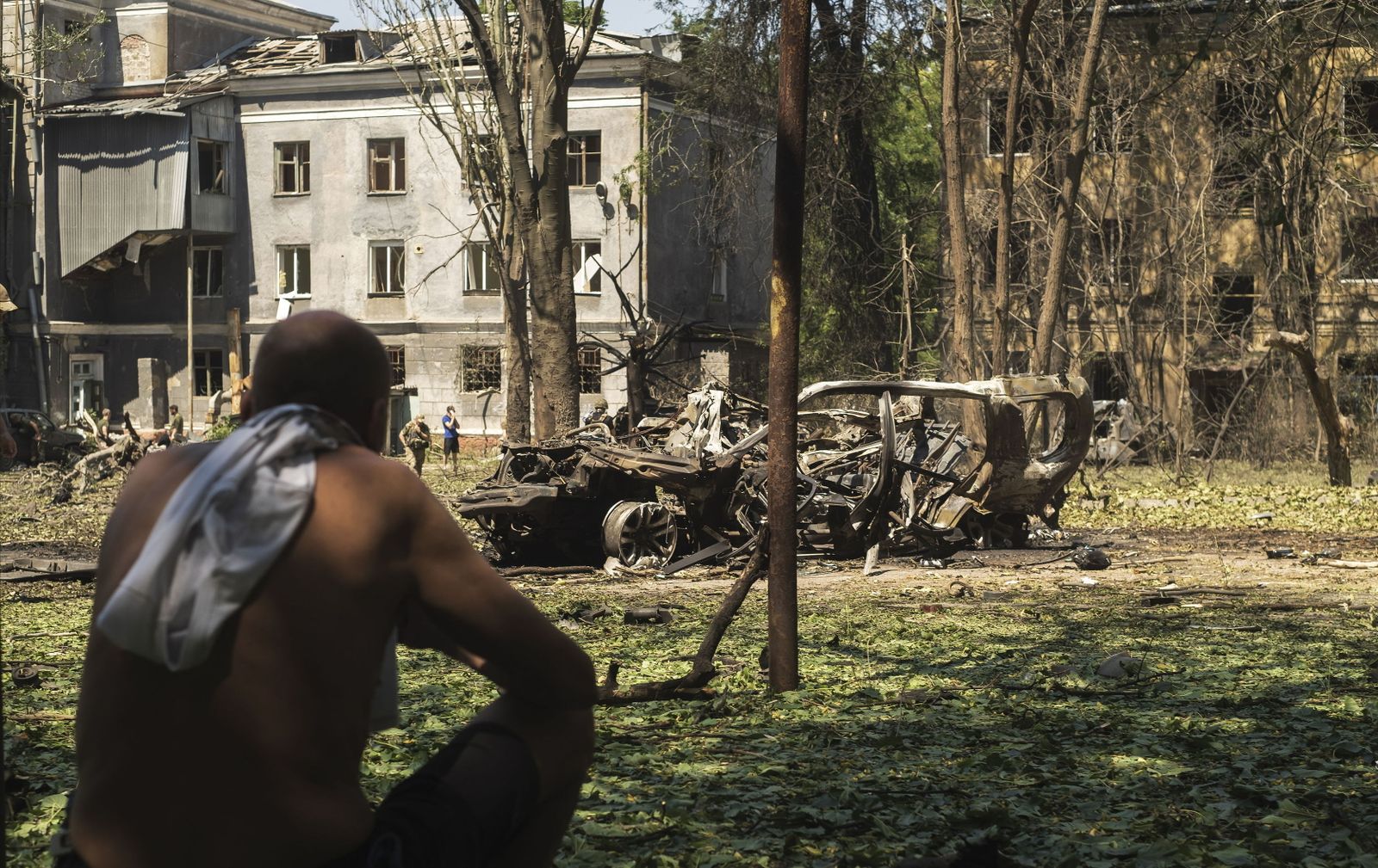 Un hombre observa un coche destrozado tras un bombardeo en Kramatorsk, en la región de Donetsk.