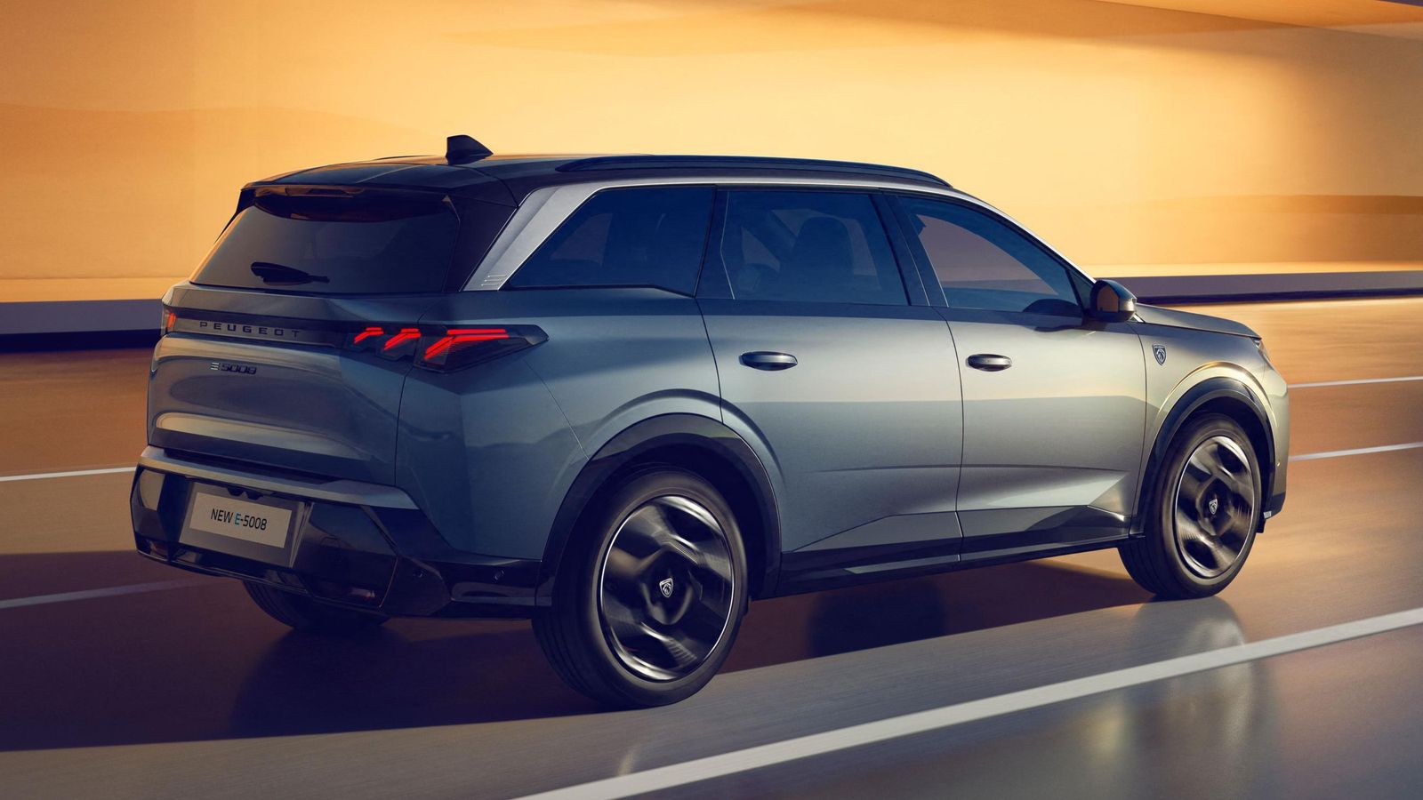 El E-5008 estará ahora disponible no sólo con siete plazas, sino también con cinco y un maletero de casi 1.000 litros de volumen.