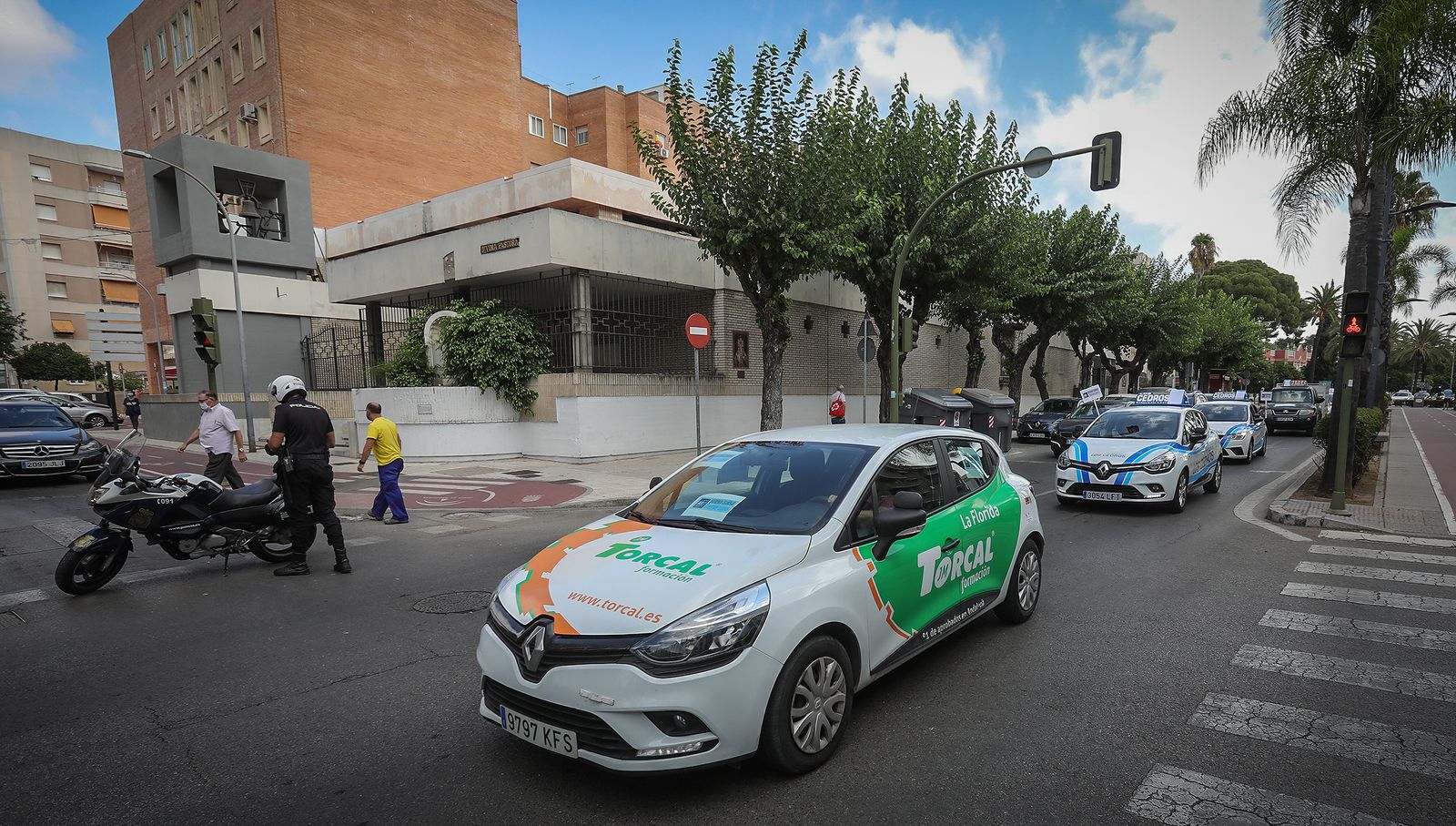 Imágenes de la caravana de protesta de las autoescuelas  por la falta de examinadores