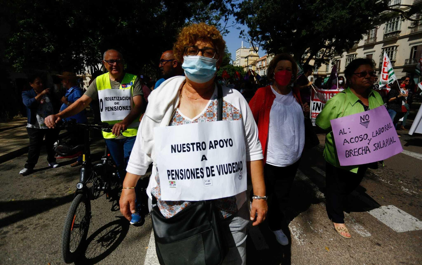 La manifestación convocada por los sindicatos CCOO y UGT el 1 de mayo en Málaga, en fotos