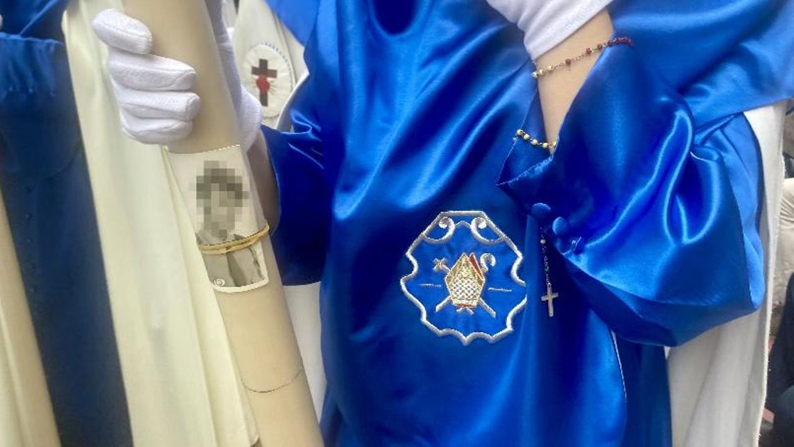 Un cirio con una fotografía de un particular