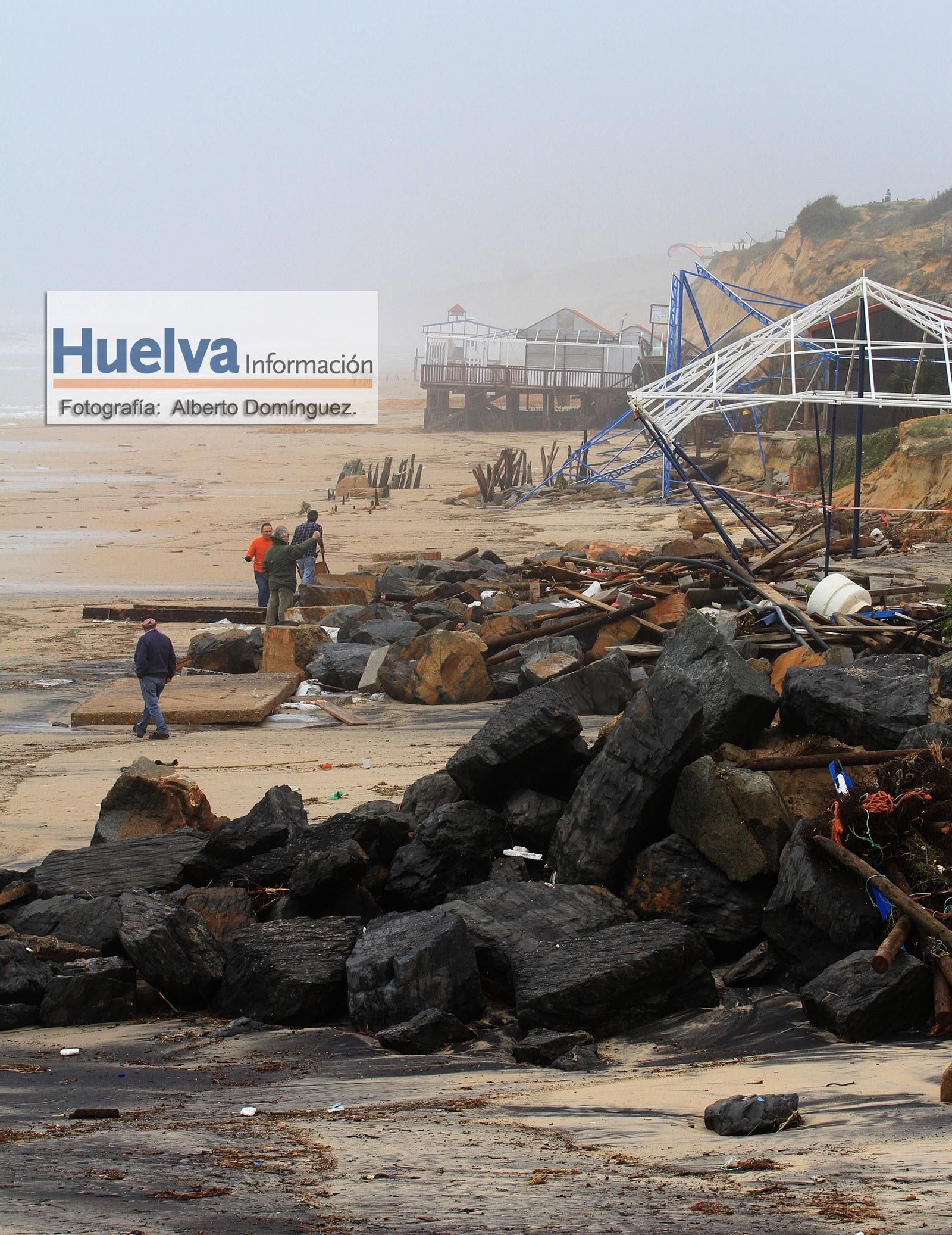 Imágenes del temporal de viento y lluvia en la playa de Matalascañas