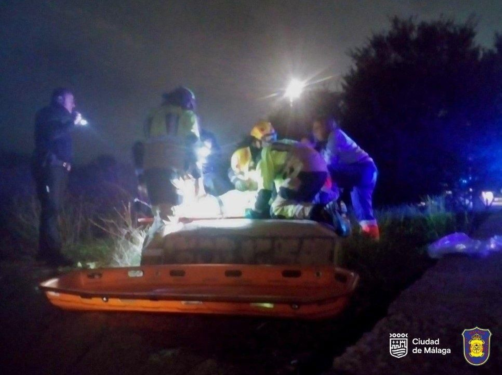 Efectivos de Bomberos intervienen para auxiliar a tres ocupantes de un vehículo accidentado en la Carretera de Coín, a la altura de una rotonda. Efectivos de Bomberos intervienen para auxiliar a tres ocupantes de un vehículo accidentado en la Carretera de Coín, a la altura de una rotonda.