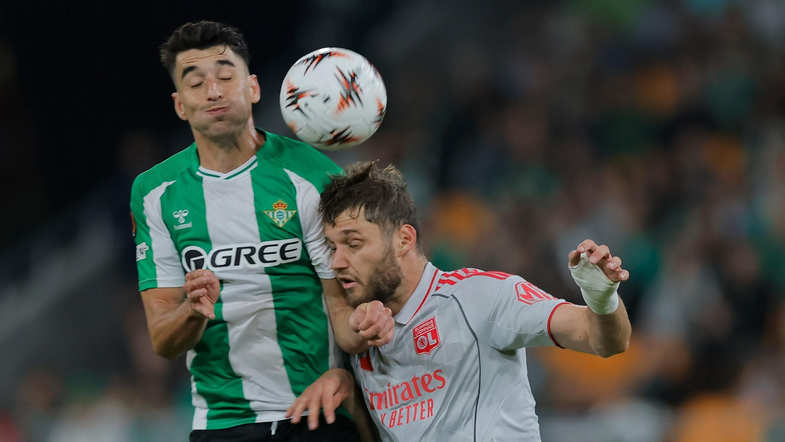 Marc Roca disputa un balón aéreo con Tessmann.