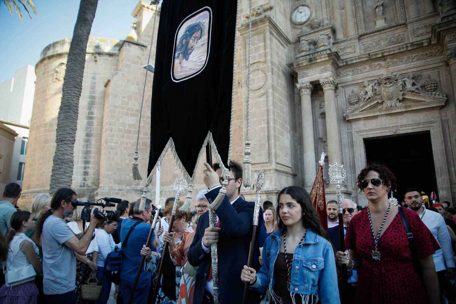 Imágenes de la procesión del Corpus Christi en Almería: así han sido la misa y la posterior marcha por la capital