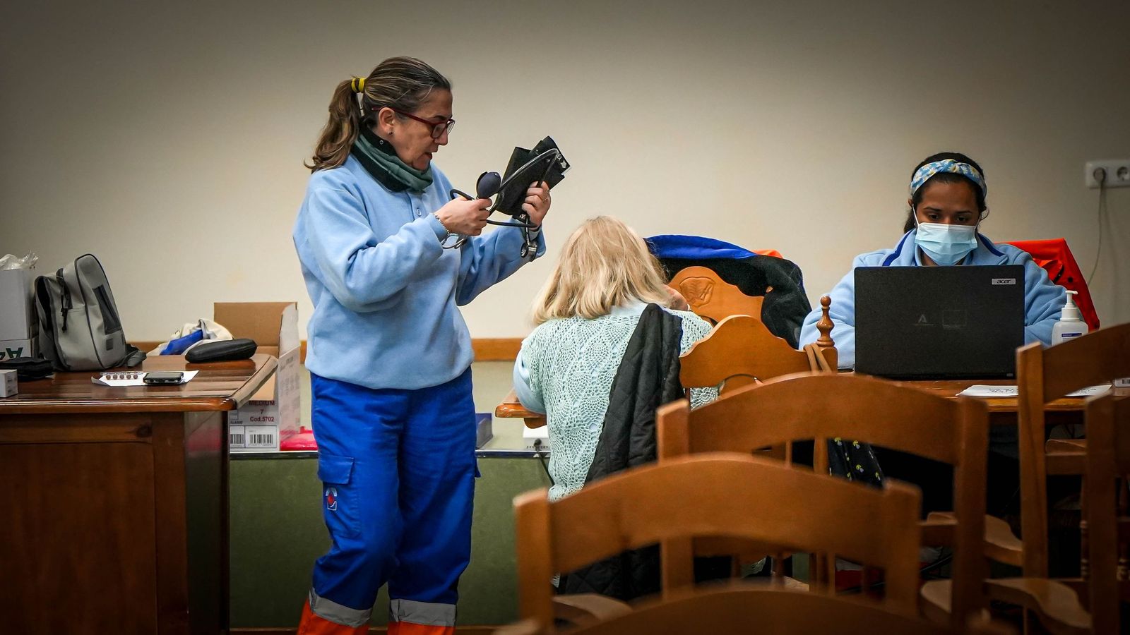 Una vecina atendida por sanitarias en el salón de plenos del Ayuntamiento